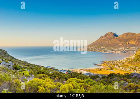 Erhöhter Blick auf Glencairn Beach und Simon's Town in Kapstadt, Südafrika Stockfoto