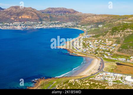 Erhöhter Blick auf Glencairn Beach und Simon's Town in Kapstadt, Südafrika Stockfoto