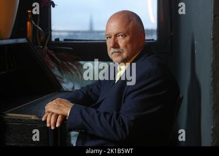 Hamburg, Deutschland. 16. September 2022. Der Autor und ukrainische PEN-Präsident Andrei Kurkov während einer Fotosession beim Hamburger Hafenfront-Literaturfestival. Quelle: Ulrich Perrey/dpa/Alamy Live News Stockfoto