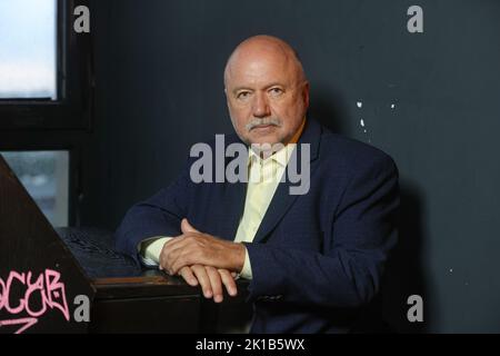 Hamburg, Deutschland. 16. September 2022. Der Autor und ukrainische PEN-Präsident Andrei Kurkov während einer Fotosession beim Hamburger Hafenfront-Literaturfestival. Quelle: Ulrich Perrey/dpa/Alamy Live News Stockfoto