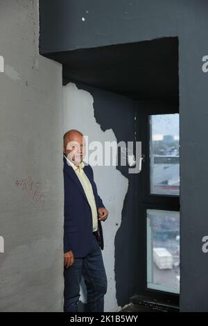 Hamburg, Deutschland. 16. September 2022. Der Autor und ukrainische PEN-Präsident Andrei Kurkov während einer Fotosession beim Hamburger Hafenfront-Literaturfestival. Quelle: Ulrich Perrey/dpa/Alamy Live News Stockfoto