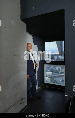 Hamburg, Deutschland. 16. September 2022. Der Autor und ukrainische PEN-Präsident Andrei Kurkov während einer Fotosession beim Hamburger Hafenfront-Literaturfestival. Quelle: Ulrich Perrey/dpa/Alamy Live News Stockfoto