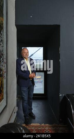 Hamburg, Deutschland. 16. September 2022. Der Autor und ukrainische PEN-Präsident Andrei Kurkov während einer Fotosession beim Hamburger Hafenfront-Literaturfestival. Quelle: Ulrich Perrey/dpa/Alamy Live News Stockfoto