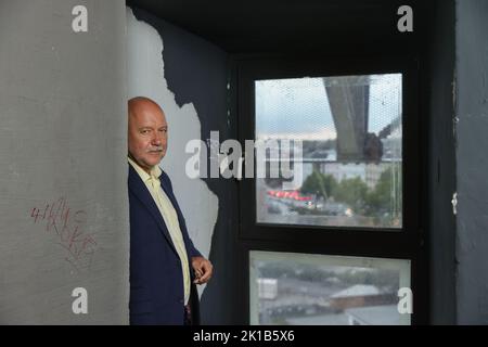 Hamburg, Deutschland. 16. September 2022. Der Autor und ukrainische PEN-Präsident Andrei Kurkov während einer Fotosession beim Hamburger Hafenfront-Literaturfestival. Quelle: Ulrich Perrey/dpa/Alamy Live News Stockfoto