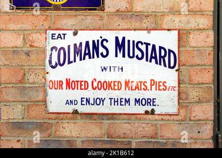 Colmans Senf auf einem alten emaillierten alten Schild an der Wand des Beamish Freilichtmuseums Stockfoto