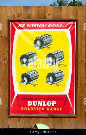 Vintage dunlop Fahrradreifen Roadster Range Werbeplakat im Freilichtmuseum von Beamish County durham Stockfoto