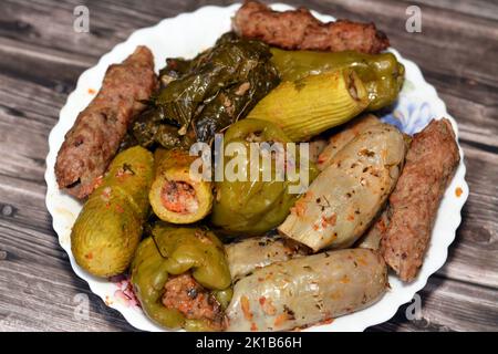 Gefüllte Kürbis Zucchini Mahshi, Auberginen, eingewickelte Traubenblätter, Paprika gefüllt mit weißem Reis, Zwiebeln, Petersilie, Dill und Koriander und Rindfleisch Stockfoto