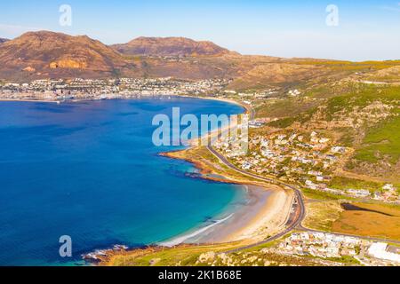 Erhöhter Blick auf Glencairn Beach und Simon's Town in Kapstadt, Südafrika Stockfoto