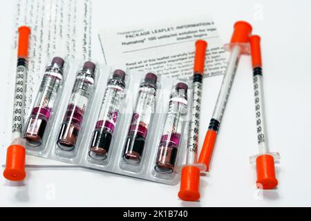 Kairo, Ägypten, September 14 2022: Humalog 100-ml-Lösung zur Injektion in der Kartusche Insulin Lispro zur Behandlung von Diabetes mellitus-Patienten Stockfoto