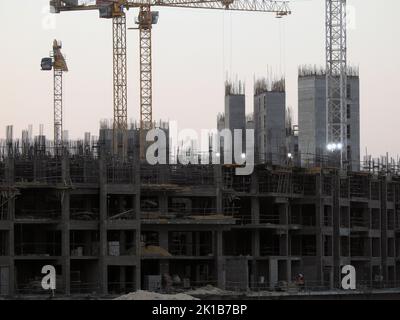 Giza, Ägypten, August 20 2022: Baustelle eines neuen Hochhauses in Ägypten Neue Gebäude im Bau und Wolkenkratzer mit Kranen, ägyptische ne Stockfoto
