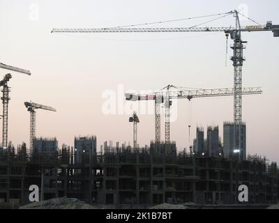 Giza, Ägypten, August 20 2022: Baustelle eines neuen Hochhauses in Ägypten Neue Gebäude im Bau und Wolkenkratzer mit Kranen, ägyptische ne Stockfoto