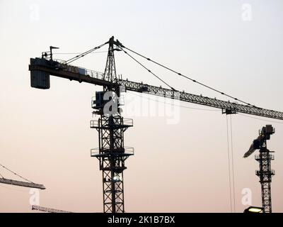Giza, Ägypten, August 20 2022: Kraniche auf einer Baustelle eines neuen Hochhauses in Ägypten neue Gebäude im Bau und Wolkenkratzer, ägyptisch neu Stockfoto