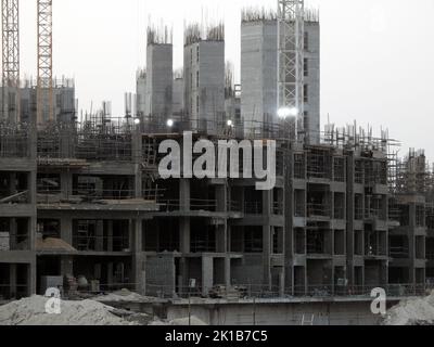 Giza, Ägypten, August 20 2022: Baustelle eines neuen Hochhauses in Ägypten Neue Gebäude im Bau und Wolkenkratzer mit Kranen, ägyptische ne Stockfoto