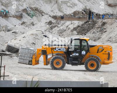 Giza, Ägypten, August 20 2022: Ein Gabelstapler arbeitet auf einer Baustelle von Ägyptens neuen Gebäuden im Bau und Wolkenkratzern mit Kränen, Ägypten Stockfoto