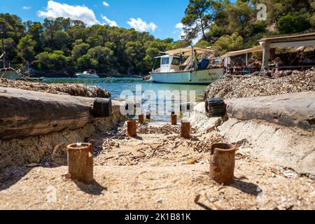 Blick auf die ibizanische Cala Mastella und das El Bigotes Restaurant Stockfoto