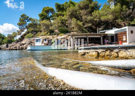 Blick auf die ibizanische Cala Mastella und das El Bigotes Restaurant Stockfoto