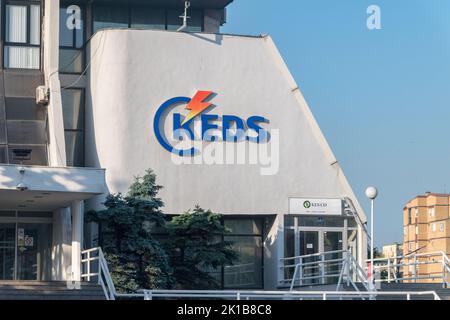 Pristina, Kosovo - 5. Juni 2022: Logo und Zeichen von KEDS. Stockfoto