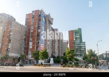 Pristina, Kosovo - 5. Juni 2022: Bill Clinton Boulevard. Platz mit der Statue von Bill Clinton. Stockfoto