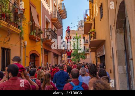 CAMBRILS, SPANIEN - SEPTEMBER 04,2022: Castells Performance, A castell ist ein menschlicher Turm, der traditionell auf Festivals in Tarragona, Katalonien, gebaut wurde Stockfoto