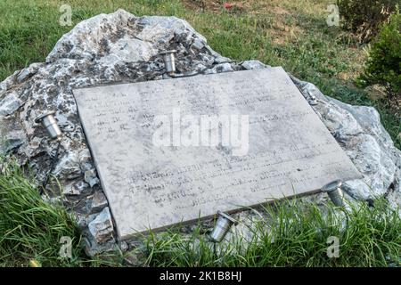 Pristina, Kosovo - 5. Juni 2022: Gedenktafel mit einem Zitat von Bill Clinton vom 1. November 2009. Stockfoto