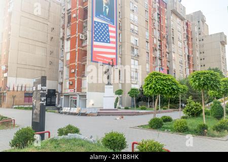 Pristina, Kosovo - 5. Juni 2022: Platz mit Bill Clinton Statue in Pristina, der Hauptstadt des Kosovo. William Jefferson Clinton war 42. Präsident der t Stockfoto