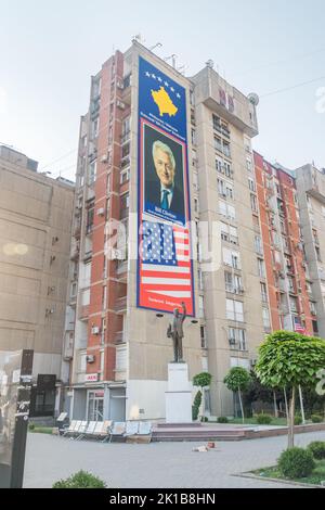 Pristina, Kosovo - 5. Juni 2022: Bill Clinton Boulevard mit Bill Clinton Statue in Pristina, der Hauptstadt des Kosovo. William Jefferson Clinton war 42N Jahre alt Stockfoto