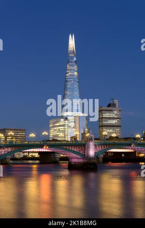 The Shard of Glass, London Bridge Quarter und Guy's Hospital von der Southwark Bridge, Bankside, London, Großbritannien Stockfoto