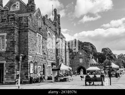 Monochromes Bild des Tavistock Town Hall und Torbogen zum Markt, Bedford Square Stockfoto