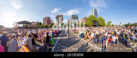 Frankfurt, Deutschland - 25. August 2022: Das Open-Air-Festival mit dem HR-Synphony-Orchester in der Weseler werft in Frankfurt wird gefeiert. Stockfoto