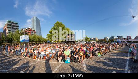 Frankfurt, Deutschland - 25. August 2022: Das Open-Air-Festival mit dem HR-Synphony-Orchester in der Weseler werft in Frankfurt wird gefeiert. Stockfoto