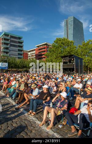 Frankfurt, Deutschland - 25. August 2022: Das Open-Air-Festival mit dem HR-Synphony-Orchester in der Weseler werft in Frankfurt wird gefeiert. Stockfoto