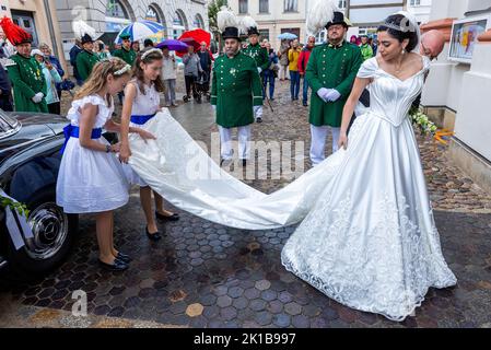 Neustrelitz, Deutschland. 17. September 2022. Die 29-jährige Braut Hande Macit steht vor der Stadtkirche vor ihrer Hochzeit mit dem 31-jährigen Erbprinzen von Mecklenburg. Das Paar ist bereits seit Mitte Juni 2022 in einer standesamtlichen Zeremonie miteinander verheiratet und lebt ansonsten ein bürgerliches Leben in Rotterdam. Das letzte Mal, dass es in Neustrelitz eine edle Hochzeit gegeben hatte, war 1914. Quelle: Jens Büttner/dpa/Alamy Live News Stockfoto