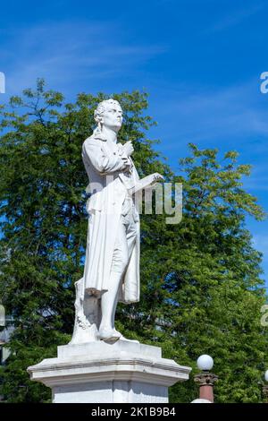 Wiesbaden, Deutschland - 4. September 2022: Vorderseite des Museums Wiesbaden, einem Ausstellungshaus für Kunst und Natur in Wiesbaden mit Statue von Friedrich SC Stockfoto