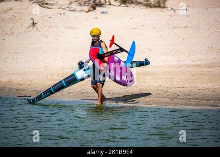 Wassersport am Strand von Tarifa, Spanien. Stockfoto