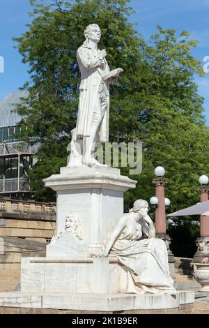 Wiesbaden, Deutschland - 4. September 2022: Vorderseite des Museums Wiesbaden, einem Ausstellungshaus für Kunst und Natur in Wiesbaden mit Statue von Friedrich SC Stockfoto