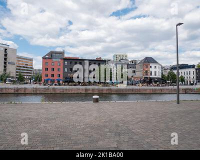 Antwerpen, Belgien, 02. Juli 2022, Stadtbild mit überfüllten Terrassen an den Speise- und Getränkeauslässen in der Nähe des Bonaparte-Docks Stockfoto