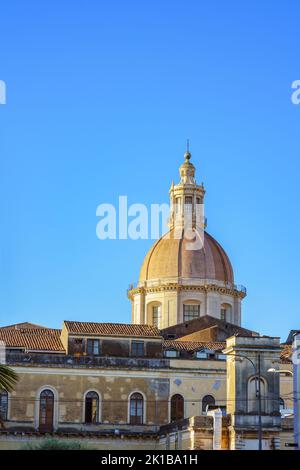 Blick auf die Kuppel von San Nicolò l'Arena in Catania, Sizilien gegen blauen Himmel Stockfoto