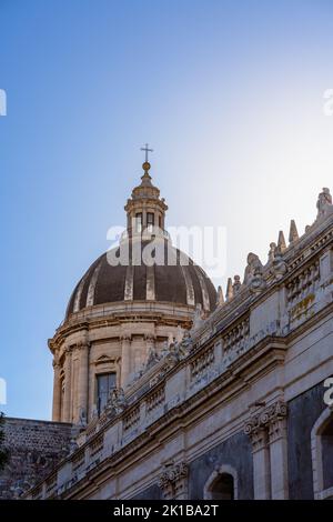Kuppel der Kathedrale von Catania gegen blauen Himmel in Sizilien, Italien Stockfoto