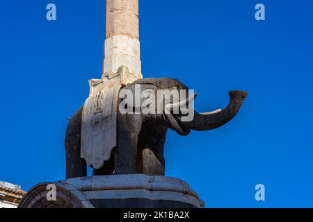 Antiker Elefantenbrunnen bekannt als Liotru auf der Piazza del Duomo in Catania, Sizilien, Italien Stockfoto