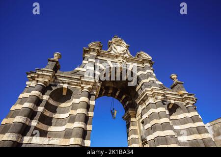 Niedrige Ansicht der Porta Garibaldi gegen blauen Himmel, Catania, Sizilien, Italien Stockfoto