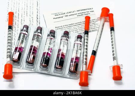 Kairo, Ägypten, September 14 2022: Humalog 100-ml-Lösung zur Injektion in der Kartusche Insulin Lispro zur Behandlung von Diabetes mellitus-Patienten Stockfoto