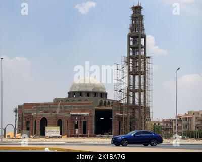 Kairo, Ägypten, Juli 4 2022: Al Imam Al Zahaby neue Moschee Masjid im Bau gegen den sonnigen blauen Himmel mit dem Moschee Minarett mit w umgeben Stockfoto