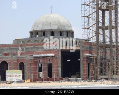 Kairo, Ägypten, Juli 4 2022: Al Imam Al Zahaby neue Moschee Masjid im Bau gegen den sonnigen blauen Himmel mit dem Moschee Minarett mit w umgeben Stockfoto