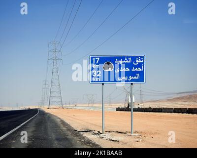 Suez, Ägypten, August 12 2022: Ein Straßenschild in Suez Kairo Autobahn in Arabisch, Übersetzung (Martyr Ahmed Hamdi Tunnel 17 KM, Suez 32 KM), Ahmed Hamdy Stockfoto