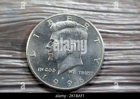 Die Kennedy-Halbdollar-50-Cent-Münze, die von der United States Mint im Jahr 1996 als Denkmal für den ermordeten Präsidenten der Vereinigten Staaten von 35. ausgegeben wurde Stockfoto