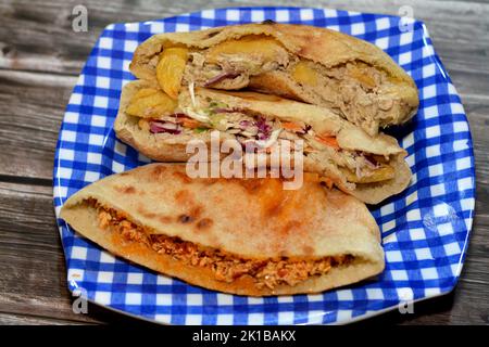 Selektiver Fokus des Gerichts mit ägyptischen Sandwiches mit Shakshoka (Eier und Tomaten) und frittierten Kartoffeln Finger mit baba ghanaush (geröstete aube aube Stockfoto