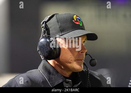 Regensburg, Bayern, Deutschland. 16. September 2022. JON BYRNE, der Schiedsrichter der Heimplatte, überprüft den Anruf, nachdem im Armin Wolf Stadium in Regensburg eine Herausforderung in der Qualifikation „World Baseball Classic“ zwischen Frankreich und Großbritannien gestellt wurde. (Bild: © Kai Dambach/ZUMA Press Wire) Bild: ZUMA Press, Inc./Alamy Live News Stockfoto