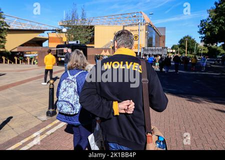 Wolverhampton, Großbritannien. 17. September 2022. Wölfe-Fans kommen vor dem Premier League-Spiel Wolverhampton Wanderers gegen Manchester City in Molineux, Wolverhampton, Großbritannien, 17.. September 2022 (Foto von Conor Molloy/News Images) in Wolverhampton, Großbritannien am 9/17/2022 nach Molineux. (Foto von Conor Molloy/News Images/Sipa USA) Quelle: SIPA USA/Alamy Live News Stockfoto