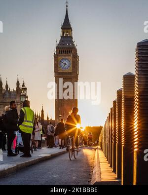 Wunderschönes Sonnenlicht auf der Westminster Bridge, während Schlangen darauf warten, der Königin, die im Staat in der Westminster Hall lag, ihren Respekt zu erweisen. Stockfoto