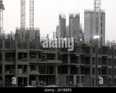 Giza, Ägypten, August 20 2022: Baustelle eines neuen Hochhauses in Ägypten Neue Gebäude im Bau und Wolkenkratzer mit Kranen, ägyptische ne Stockfoto